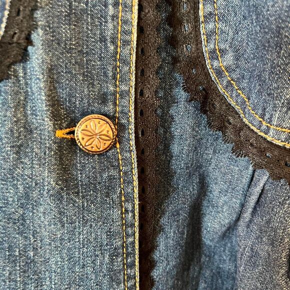 The Paragon Women's Jean Jacket with Black Ruffles Size 2X - Picture 4 of 5